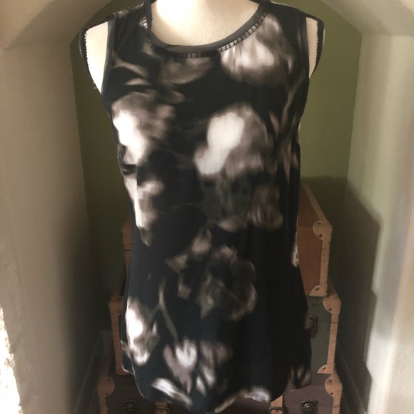 Sleeveless Blouse - Picture 1 of 4
